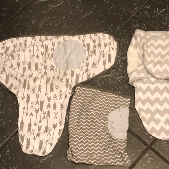 Comfy cubs swaddle, blanket - Picture 2 of 3